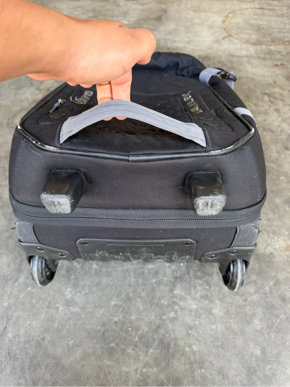 Oakley 39L Black Luggage 22” Upright Wheeled Carry On Roller Travel Bag Suitcase